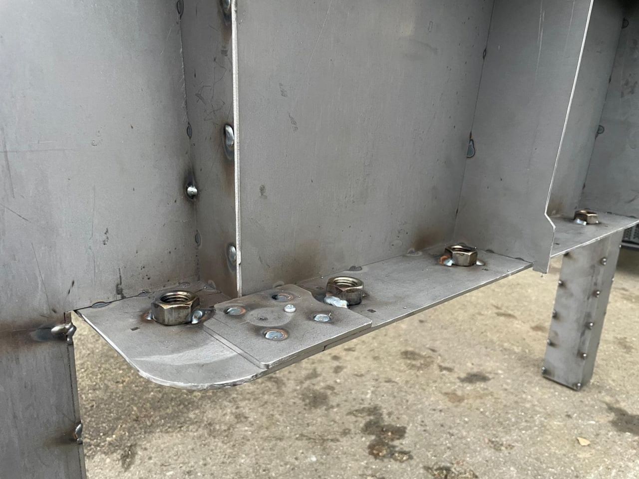 Detail of a welded steel mold structure with bolted connections