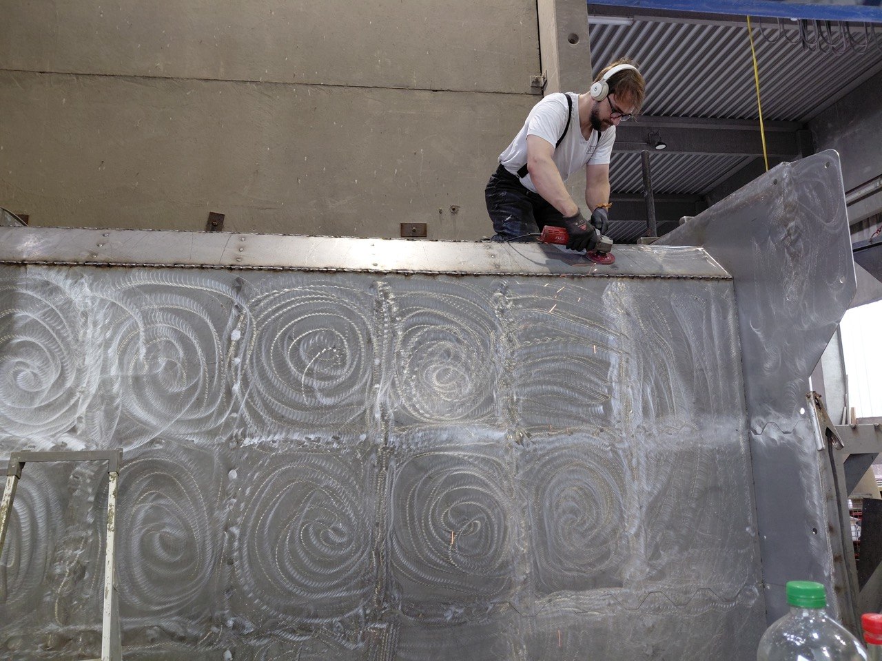 Große Stahlform in der Werkstatt